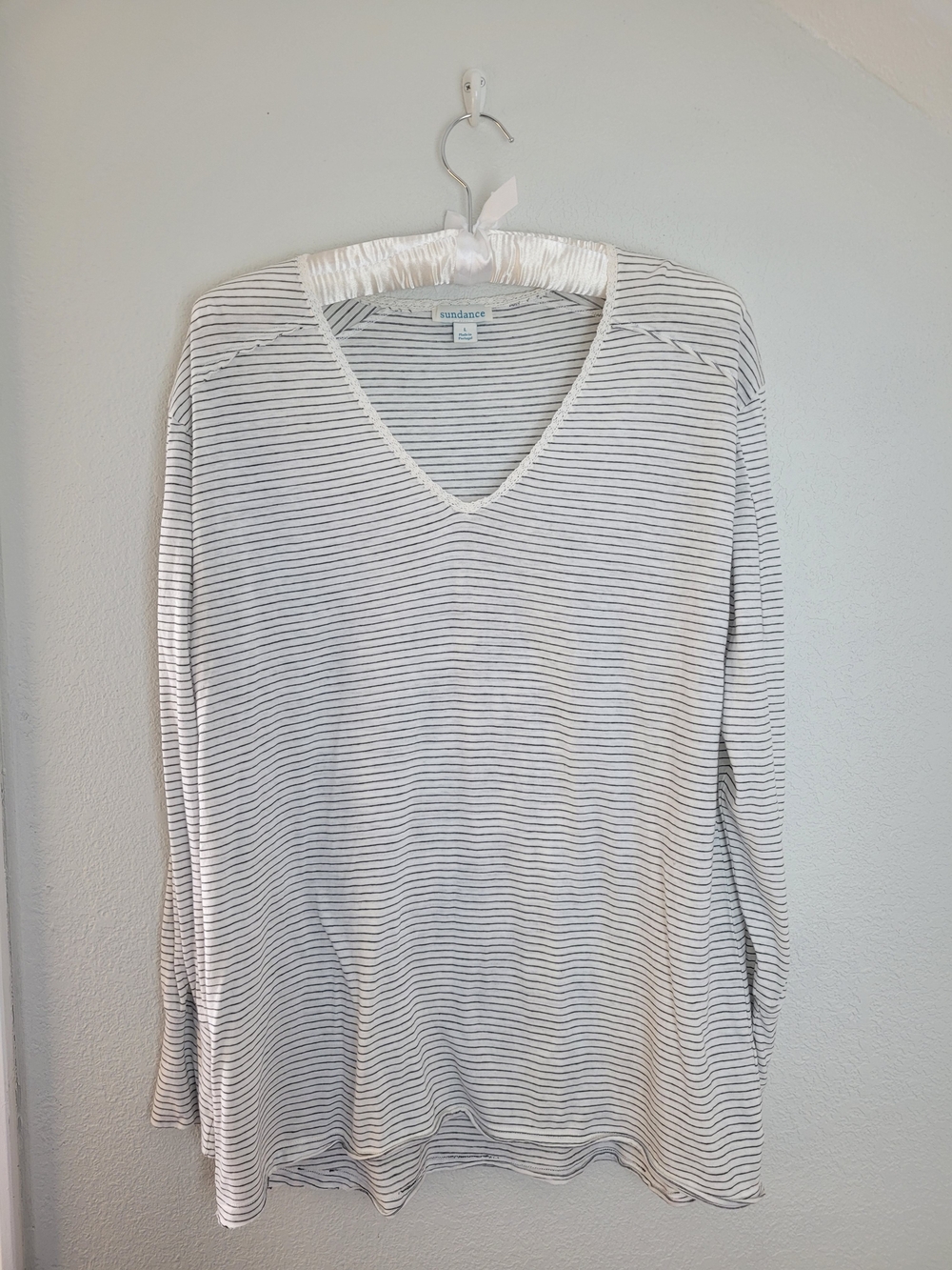 Sundance Women's White & Black Striped V-Neck Long Sleeve Top